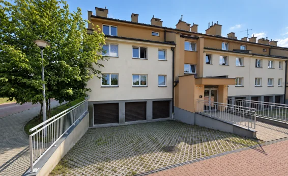widok na drzwi garażowe