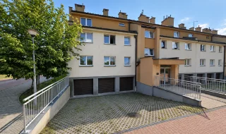 widok na drzwi garażowe