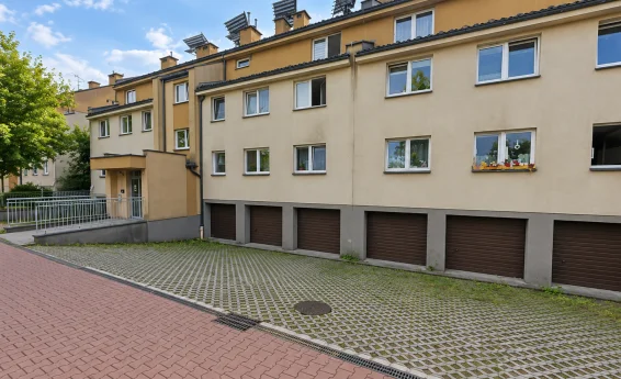 widok na drzwi garażowe