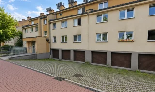 widok na drzwi garażowe