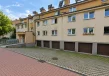 widok na drzwi garażowe