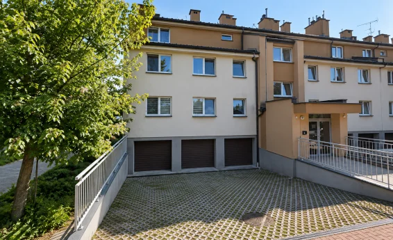 widok na drzwi garażowe