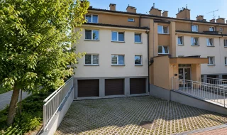 widok na drzwi garażowe