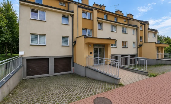 widok na drzwi garażowe