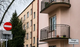 widok na blok mieszkalny
