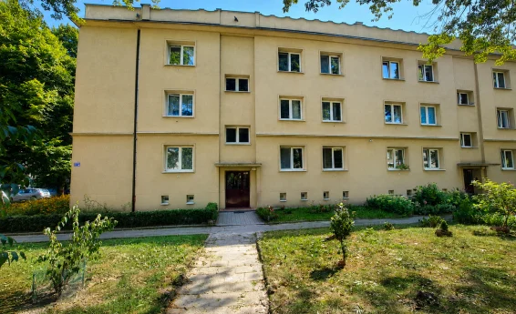 wejście do bloku budynku