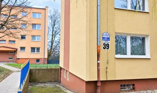 widok budynku z zewnątrz z wejściem do piwnicy