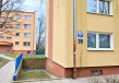 widok budynku z zewnątrz z wejściem do piwnicy