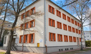 widok budynku z zewnątrz