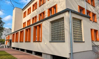 widok budynku z zewnątrz