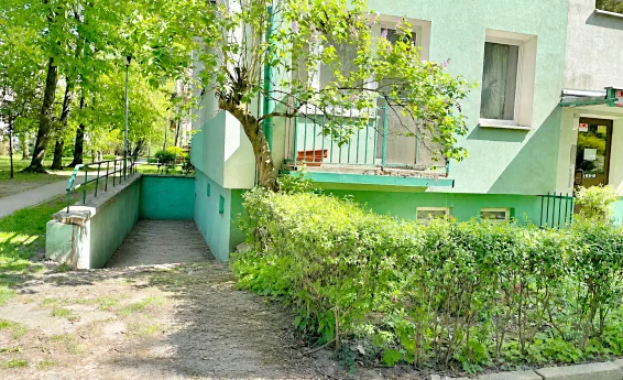 widok budynku z zewnątrz z wejściem do piwnicy