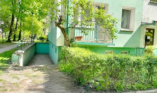 widok budynku z zewnątrz z wejściem do piwnicy