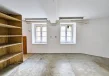 widok wnętrza lokalu, okno, szafa