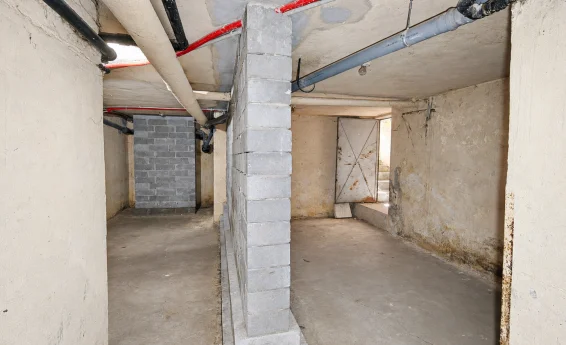 widok wnetrza pomieszczenia w piwnicy