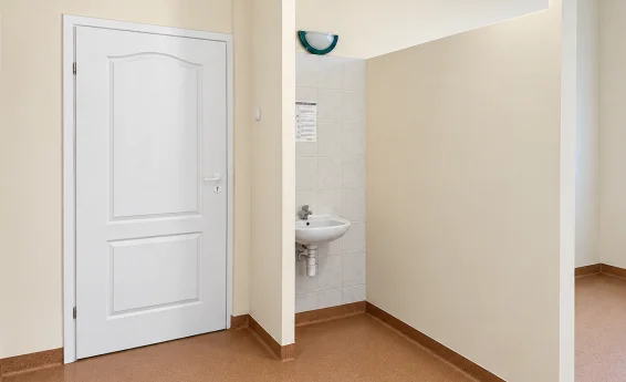 widok wnetrza pomieszczenia w piwnicy