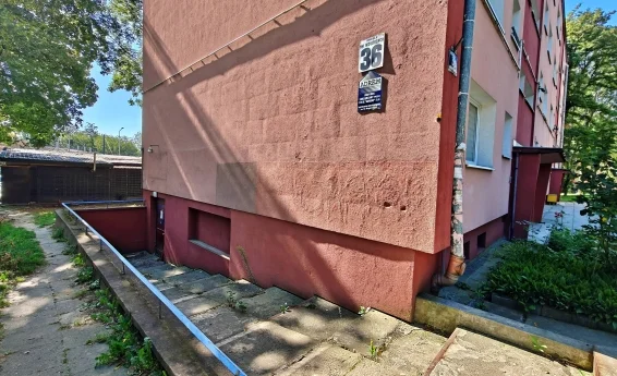 widok na schody wejściowe do lokalu