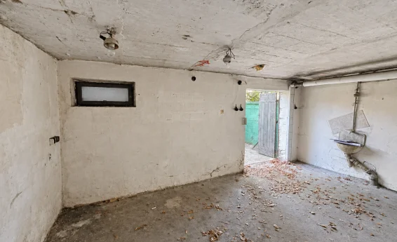 widok wnetrza pomieszczenia w piwnicy