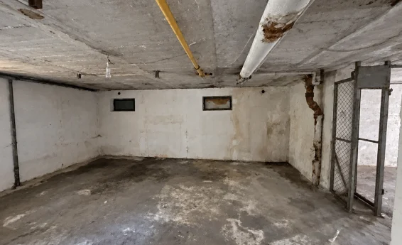 widok wnetrza pomieszczenia w piwnicy