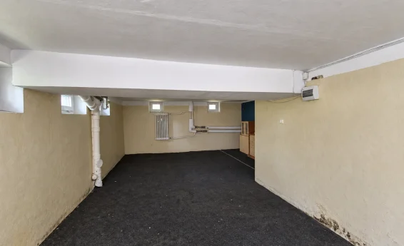 widok wnetrza pomieszczenia w piwnicy