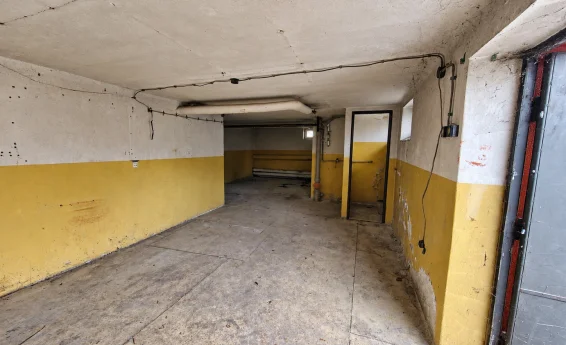 widok wnetrza pomieszczenia w piwnicy