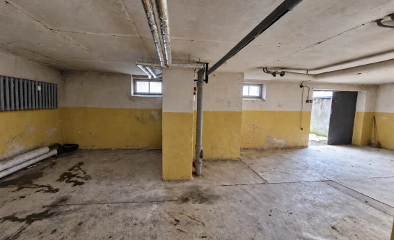 widok wnetrza pomieszczenia w piwnicy