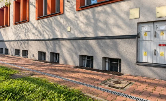 widok wejścia do piwnicy