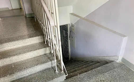 widok wejścia do piwnicy